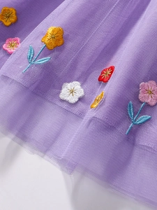 Robe de princesse enfant en tulle violet à manches courtes avec broderies fleuries