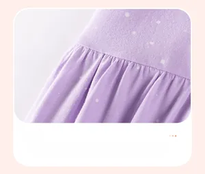 Détail de la taille élastique froncée et de l'imprimé à pois blancs sur robe en coton
