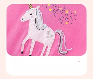 Détail du tissu en coton rose avec applique de licorne mignonne et broderie