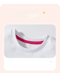 Dettaglio dello scollo di una t-shirt bianca in cotone con costine e piping rosso