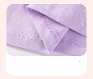 Détail de l'ourlet de robe en coton mauve avec coutures doubles professionnelles