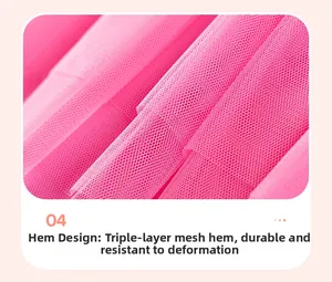 Détail d'une robe de fille rose montrant l'ourlet en tulle plissé à trois couches durable