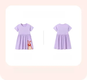 Détail de robe fille en coton violet clair avec écusson lapin et pois blancs