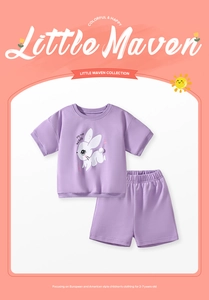 Detalle del conjunto de algodón púrpura para niña con estampado de conejo y texto
