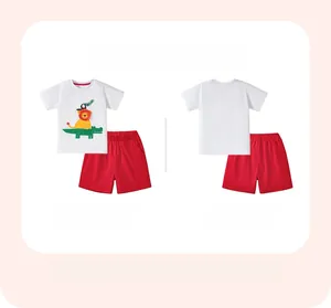 Dettaglio fronte e retro del completo estivo bimbo con t-shirt leone bianca e pantaloncini rossi