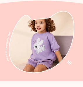 Detalle de conjunto de punto morado para niña con estampado de conejo y textura