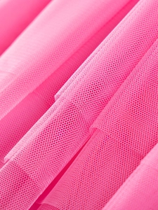Détail de tulle rose vif multicouche avec texture fine en maille pour robe fille