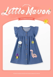 Dettaglio dell'abito in denim per bambina con ricami di arcobaleno e dinosauro