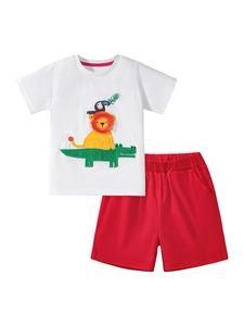 Set estivo per bambini con maglietta in cotone ricamata e pantaloncini rossi