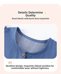 Dettaglio del collo rotondo dell'abito in denim con un bottone decorativo in legno