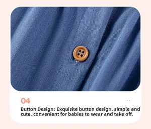 Dettaglio ravvicinato del bottone in legno marrone sul tessuto denim blu per bambina