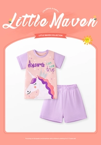 Detalle de una camiseta de algodón con estampado de unicornio y texto inspirador