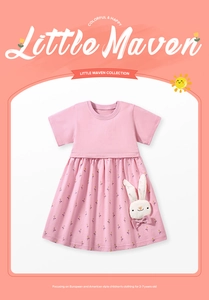 Détail de la robe en coton rose avec jupe à fleurs et joli patch de lapin en 3D