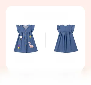 Dettaglio di un abito in denim per bambine con ricami cartoon e maniche a volant