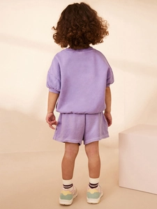 Conjunto de verano para niña en punto gofrado morado con camiseta y pantalones cortos
