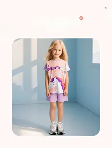 Detalle de conjunto de algodón para niña con camiseta de unicornio rosa y shorts