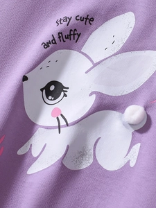 Camiseta morada de algodón para niña con conejo de dibujos y pompón blanco en 3D
