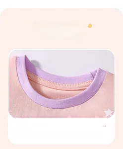 Detalle de cuello de camiseta de algodón rosa con elástico morado y estrellas