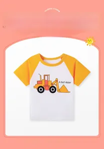 Detail van een katoenen jongens T-shirt met bulldozerprint en gele raglanmouwen