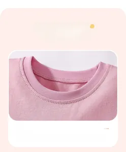 Détail de la robe en coton rose montrant le col rond côtelé et les coutures renforcées