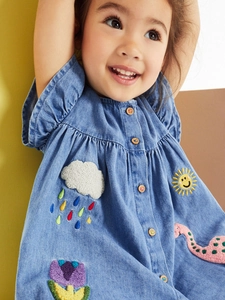 Abito in denim per bambine con ricami a cartoni animati e maniche a volant