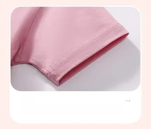 Gros plan détaillé sur la manchette rose en coton avec couture plate à double aiguille
