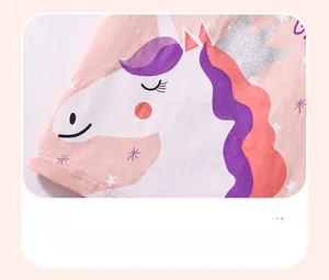 Detalle de camiseta rosa de algodón para niña con estampado de unicornio brillante