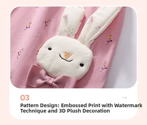 Détail macro du tissu en coton rose avec imprimé floral et peluche lapin en 3D