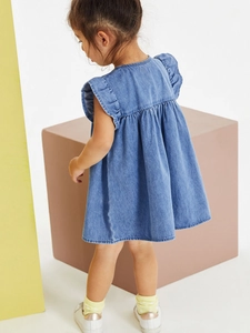 Abito in denim celeste per bambine con maniche a volant e vita alta per l'estate calda