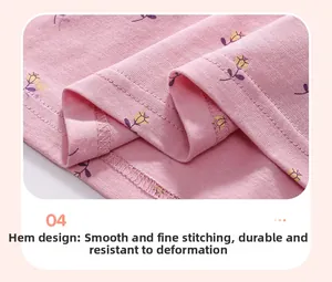 Vue macro du design de l'ourlet avec couture à double aiguille sur la robe rose fleurie
