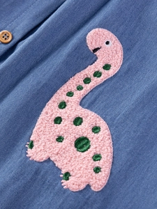 Abito in denim a maniche corte da bambina con ricamo di dinosauro rosa e bottoni