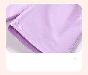 Detalle de las costuras de alta calidad y textura de algodón en ropa infantil lavanda
