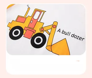 Detail van katoenen kinder T-shirt met bulldozer print en inkt op waterbasis