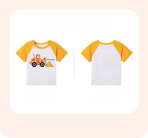 Gedetailleerd voor- en achteraanzicht van katoenen T-shirt met bulldozerprint