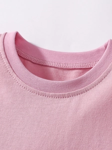 Robe en coton rose avec encolure côtelée de qualité supérieure et double couture
