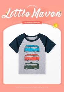 Detail van katoenen jongens T-shirt met raglanmouwen en kleurrijke busprint voor 2-7 jaar