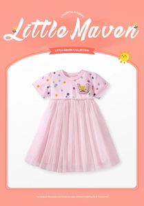 Détail de la robe rose pour fille avec pois colorés, broderie chat et jupe en tulle