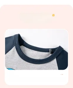 Detail van een katoenen jongens-T-shirt met een contrasterende ronde hals en platte naden