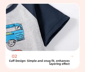 Detailopname van raglanmouwen op een katoenen jongens t-shirt met cartoon buspatroon