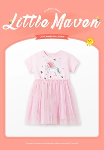Détail de robe rose en coton pour fille avec licorne brodée et jupe en tulle multicouche