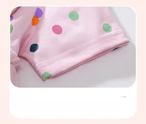 Détail de la manche en coton rose à pois colorés avec couche de tulle fille