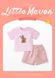 Dettaglio completo completo rosa da bambina in cotone con stampa e pantaloncini floreali
