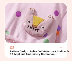 Détail du tissu en coton rose à pois colorés et d'une application de chat brodée en 3D