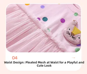 Détail de la robe rose à pois avec taille en tulle et applique de chat en 3D
