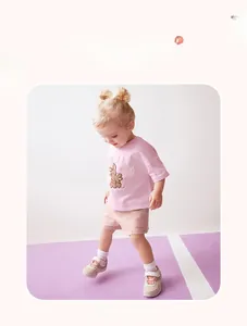 Dettaglio del set per bambina in cotone rosa con stampa a cartoni animati di coniglio