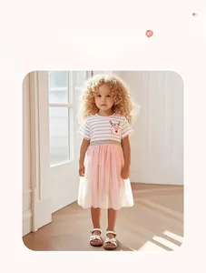 Mädchenkleid mit rosa-weißen Streifen, Tüllrock und Rentier-Stickerei-Detail