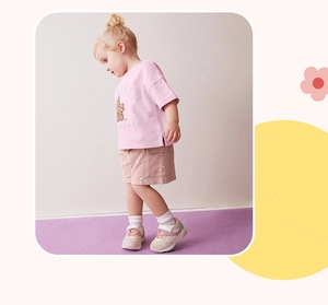 Set t-shirt rosa in cotone stampa amicizia e pantaloncini utility beige per bambine