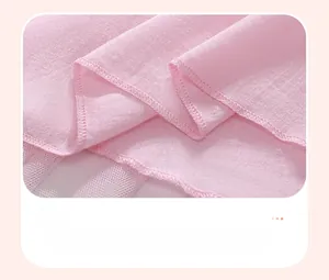 Détail du tissu en coton rose et maille blanche fine avec couture renforcée soignée
