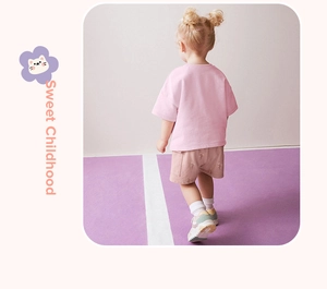 Vista posteriore di un completo estivo da bambina in cotone rosa con maglietta e pantaloncini