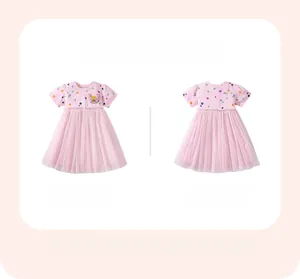 Vue détaillée de la robe en coton rose avec broderie ours et jupe en tulle multicouche
